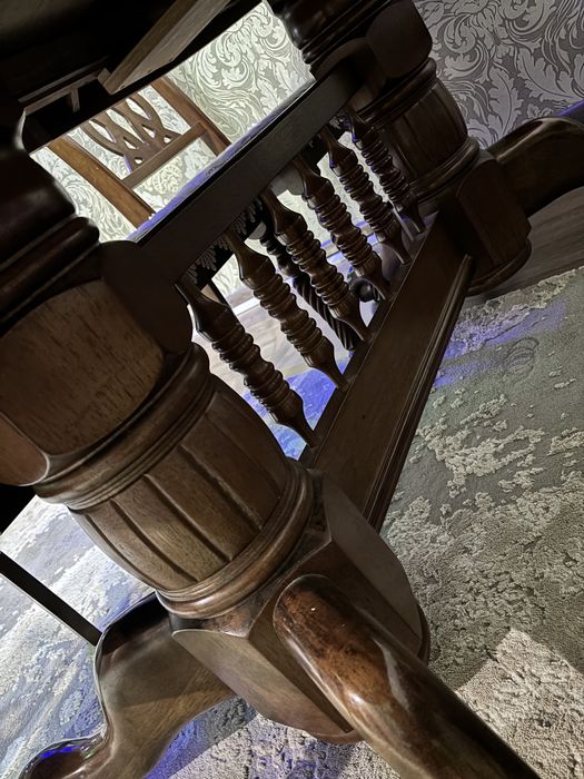 Стулья и стол для гостиной