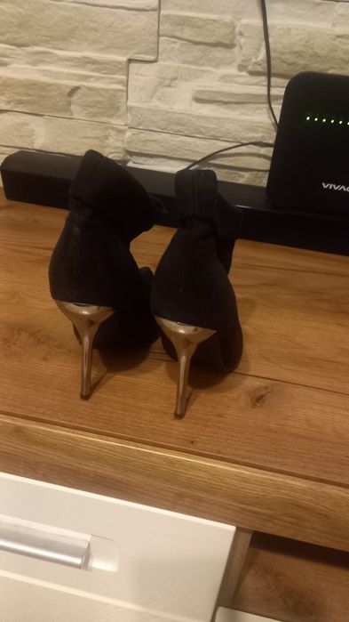 Женски Ботуши ниски боти ,Черните едните са 40,другите черни са 38 ном