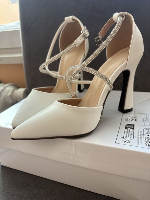 Високи бели обивки