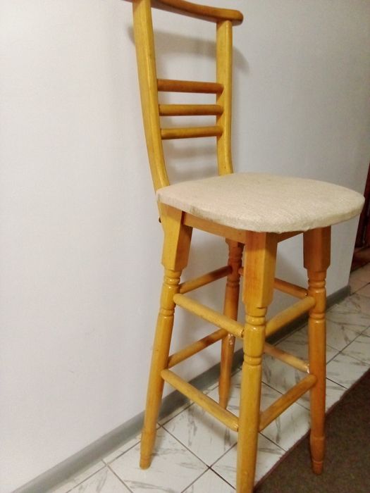 Бар стол от масивно дърво