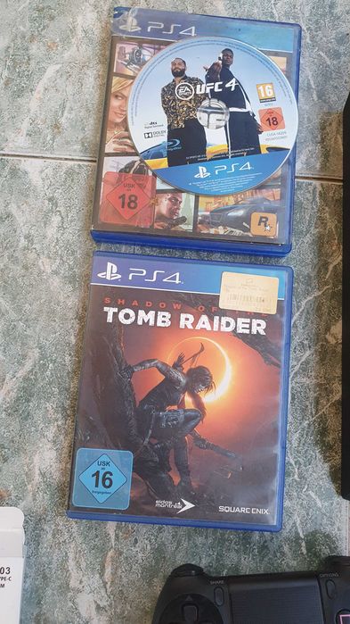 PS4 + 2 джойстика + 2 игри + кабели