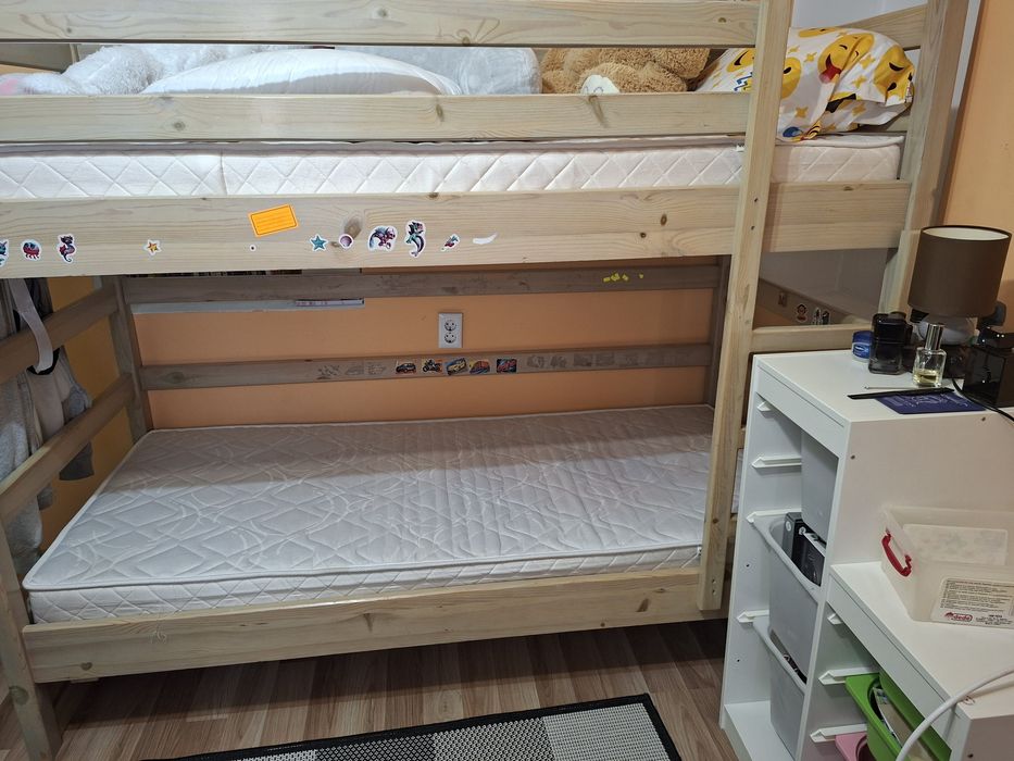 Двуетажно дървено легло
