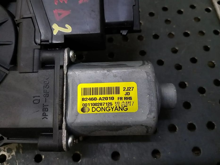 Motoras macara dreapta fata kia ceed 2 jd 82460a2010