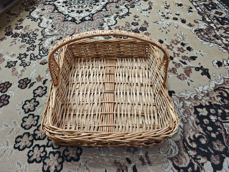 Плетёная корзина с ручкой