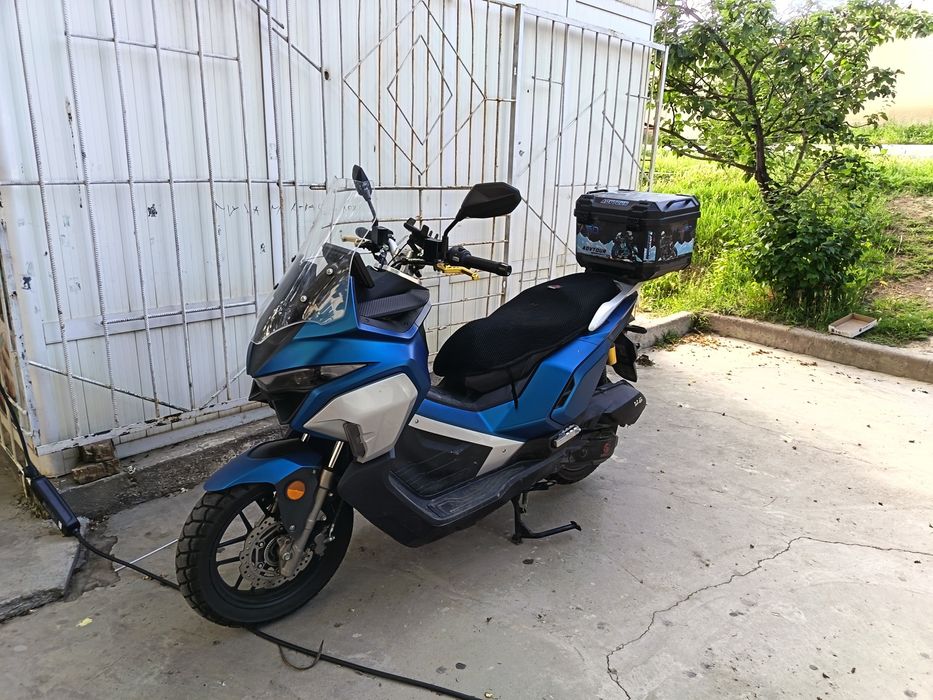 Skuter. Maksi 180 kub