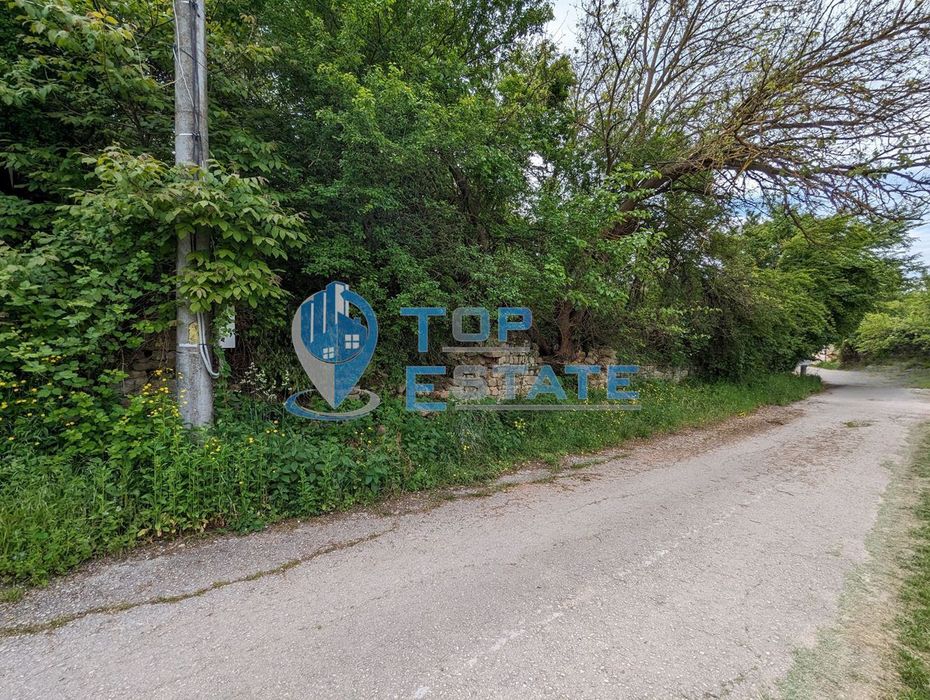 Стара двуетажна къща с голям двор в село Миндя