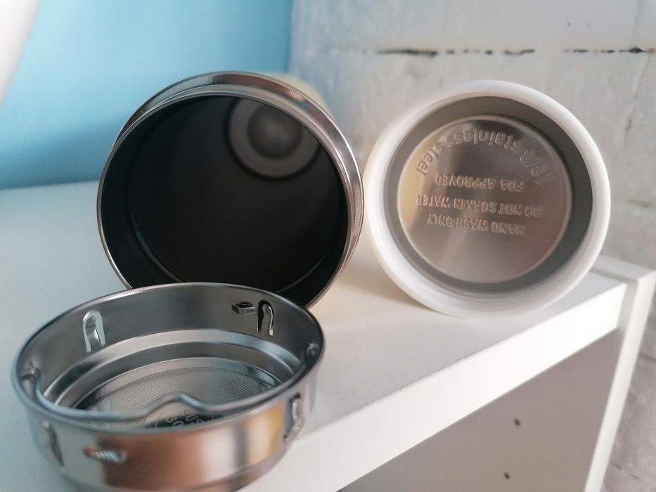 Термос с цедка за чай от бамбуково покритие и неръждаема стомана