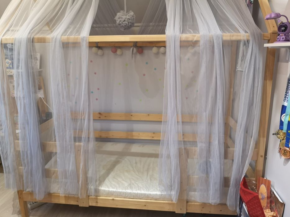 Детская кроватка домик