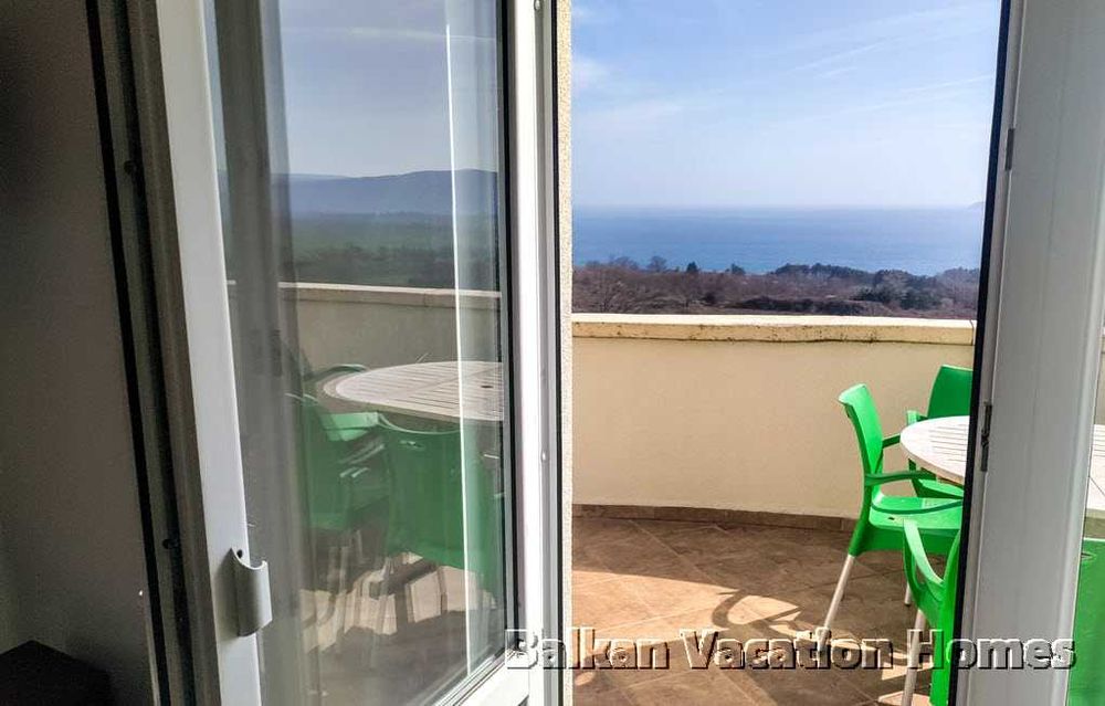 Голям тристаен апартамент с морска панорама в Бяла