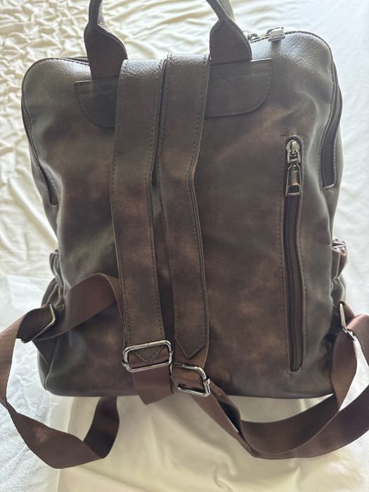 Дамска кожена раница с много джобове