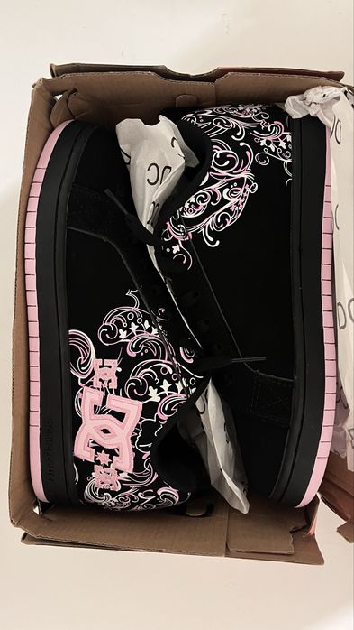 41.р DC Court Graffik Black Pink Sabbath