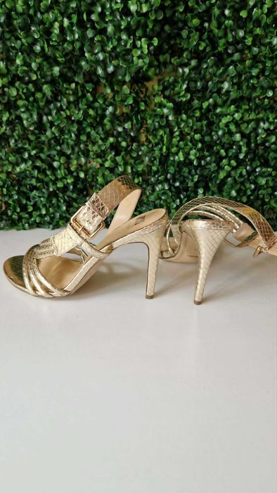 Елегантни златисти сандали на ток Donna Italiana / Bata – с ефектни каишки