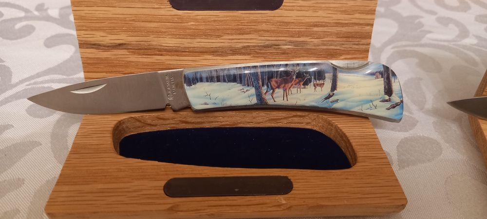 Сгъваеми ловни ножове MAGNUM с различни животни, специална кутия. Нож.