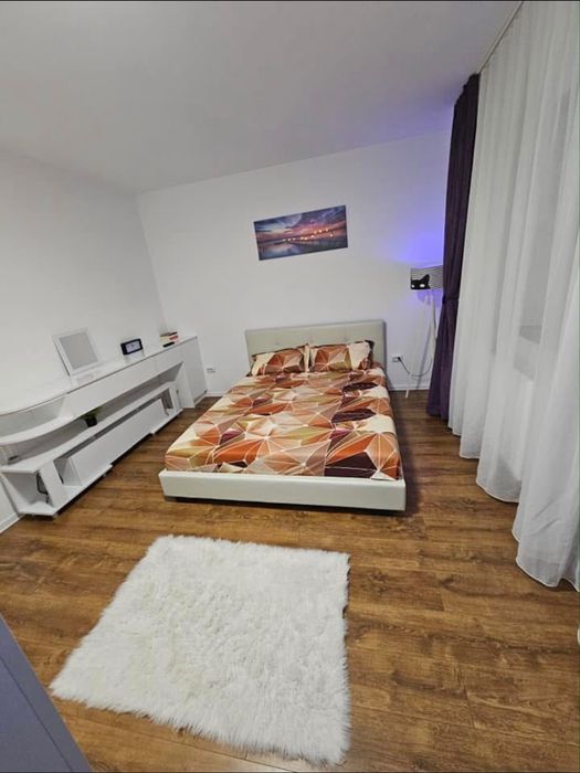 Proprietar. Casa de inchiriat, 90mp, 3 camere, 2 bai, loc de parcare, curte