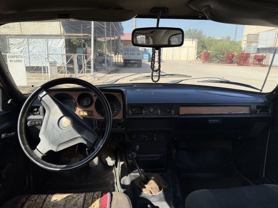 Volga mashinasi orta xolatta