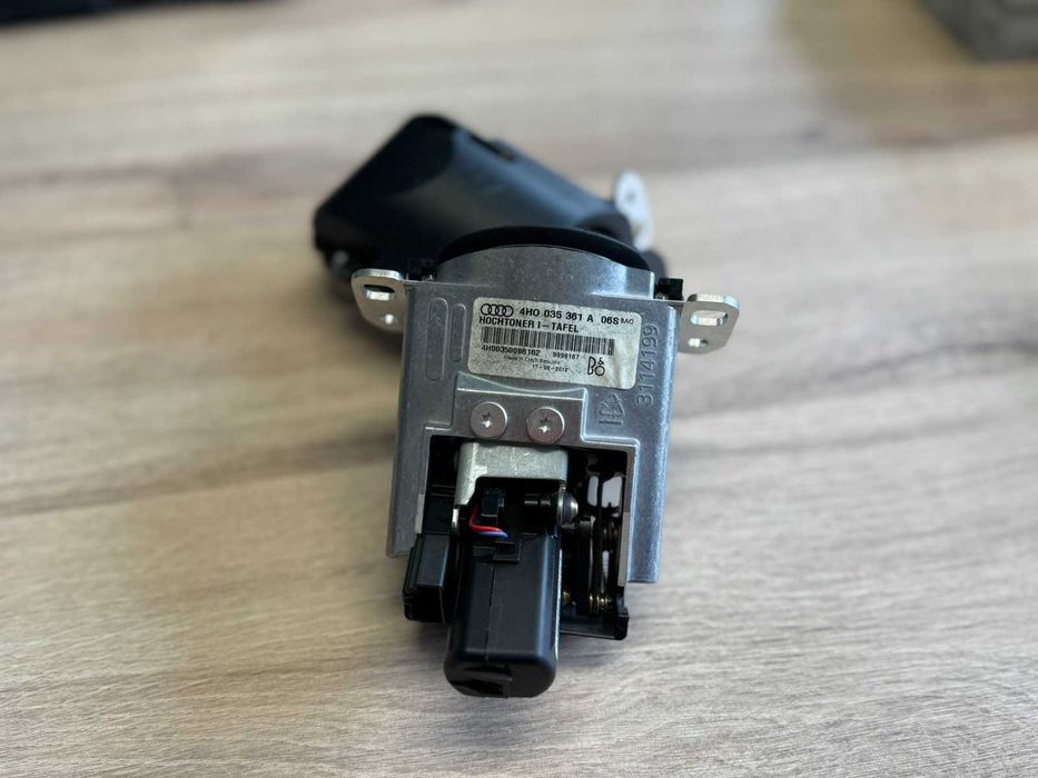 AUDI A8 D4 Конзолен панел тонколона Bang & Olufsen