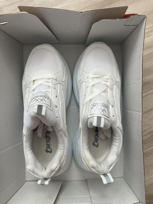 Снежнобели маратонки – нови и стилни, с кутия