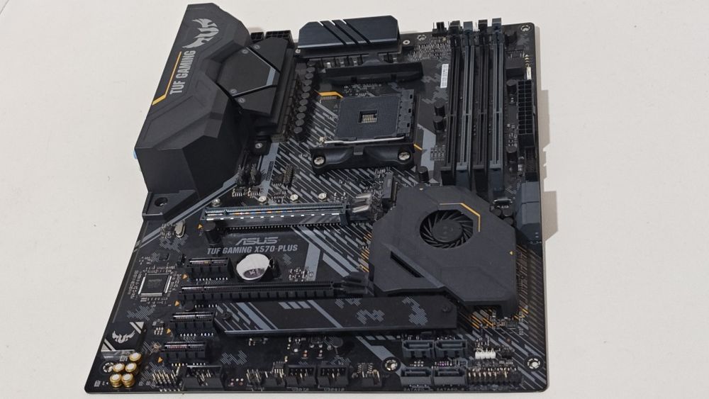 Placa de bază ASUS TUF GAMING x570-plus