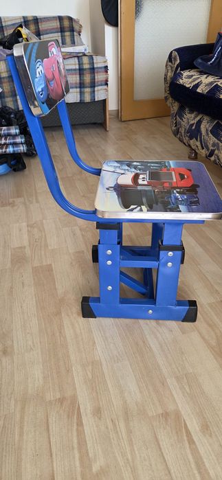 Продавам детско столче и бюро