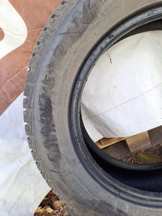 215/60/16 Goodyear зимни
