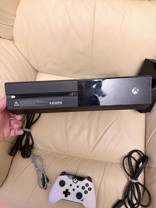 Xbox One черен +контролер+игра