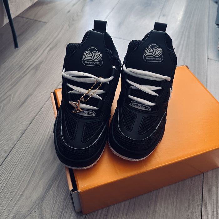 Adidasi Louis Vuitton fete 32 noi