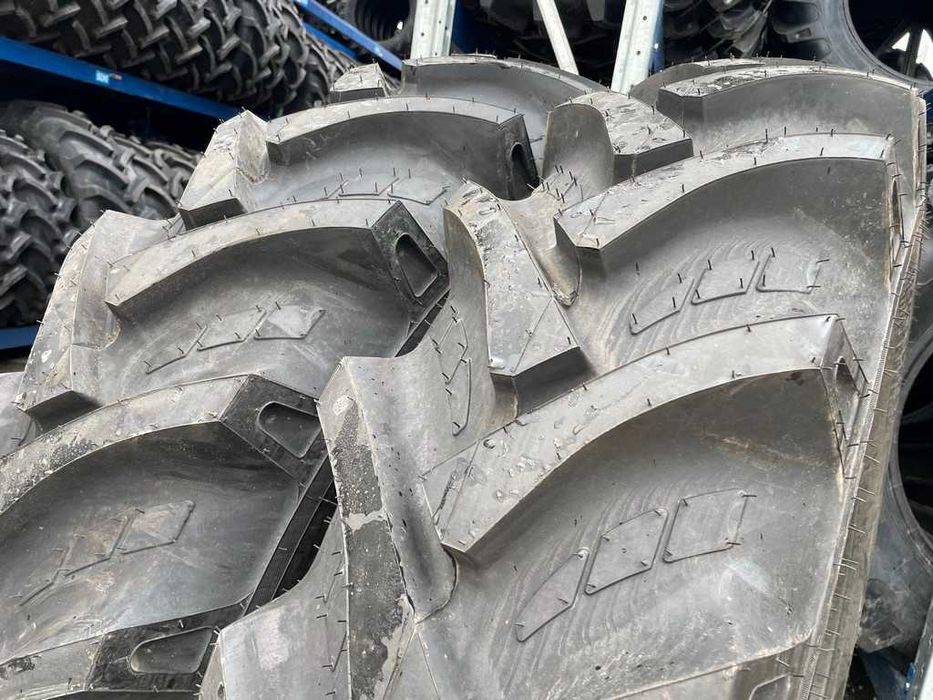 Marca BKT 14.00-38 FARM SPECIAL cu 8 pliuri pentru tractor U650