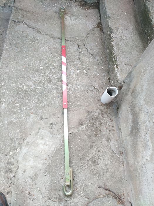 Разглобяем твърд теглич, твърда връзка във формата на квадрат.
Неразли