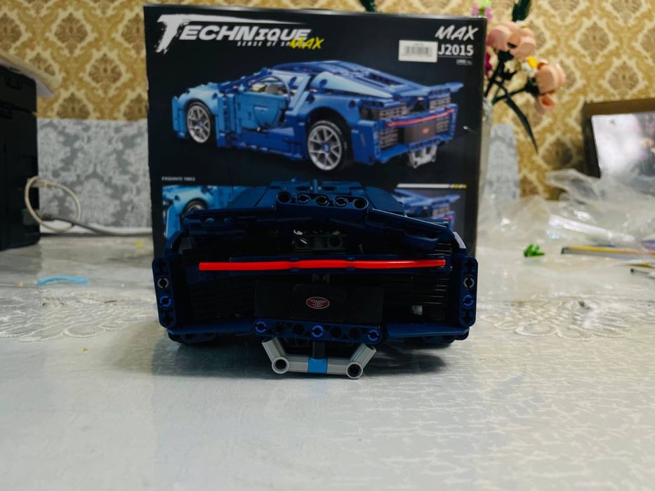 Коллекционная модель Bugatti из конструктора (1408 деталей). Собранный