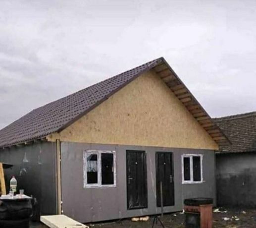 Case modulare pe structură metalică învelite cu panouri sandwich