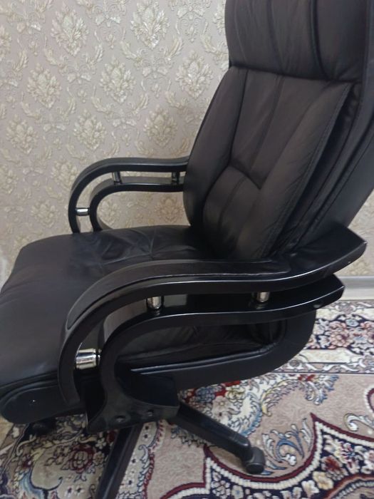 Продам офисные  кресло BOSS б/у