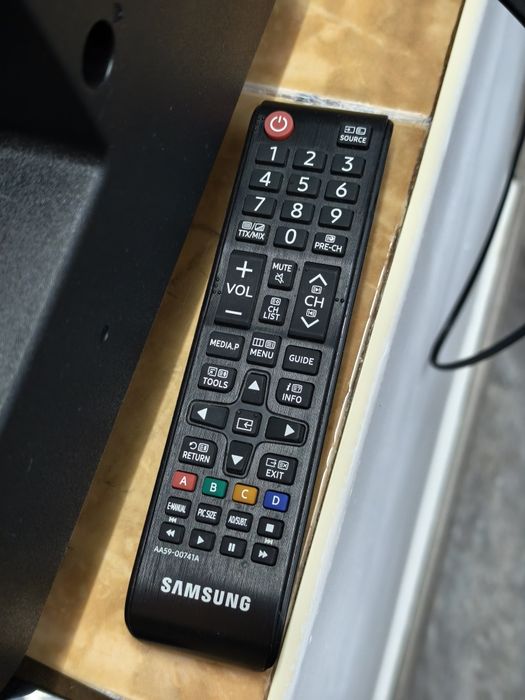Samsung UE32T4002AK— счупен дисплей — за части