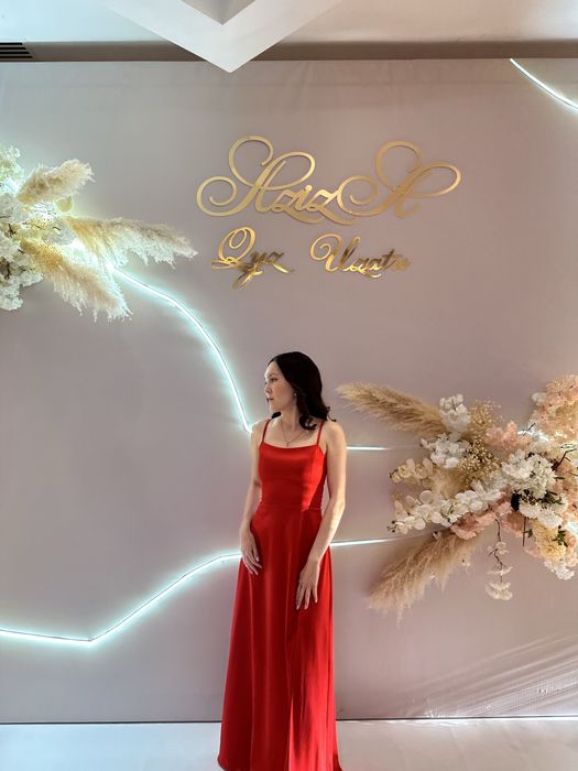 Продаю Красное платье с вырезом