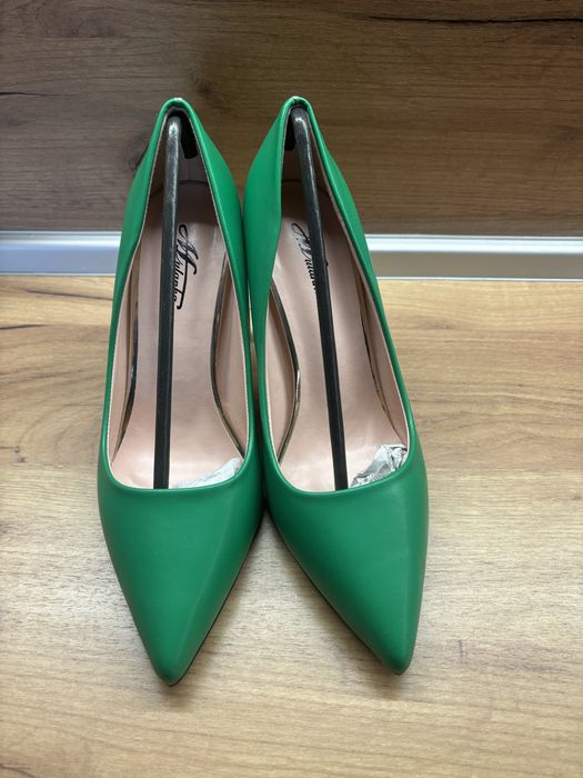 Зелени обувки на среден ток