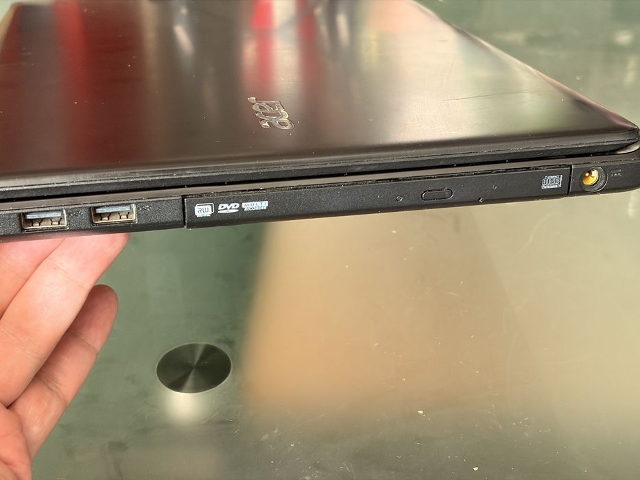 Лаптоп Acer E5-521G SSD 512GB 16GB RAM AMD Radeon R5 M200 + R3 HDMI VGA USB 3.0 батерия 3–4 часа