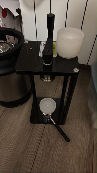 Машина за затваряне на алуминиеви кенове