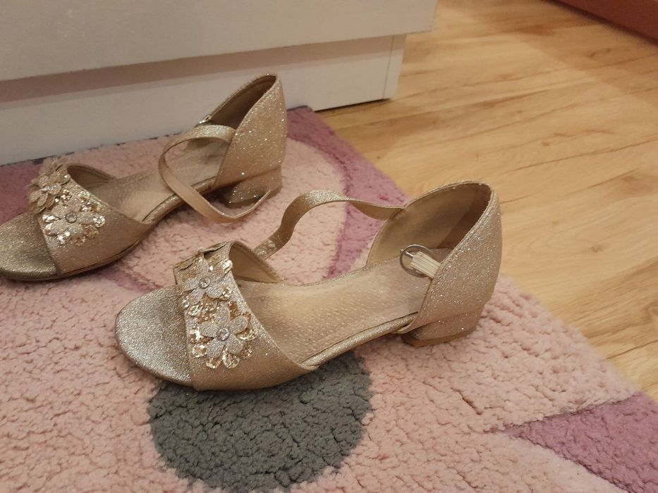 Красиви обувки за принцеса размер 35