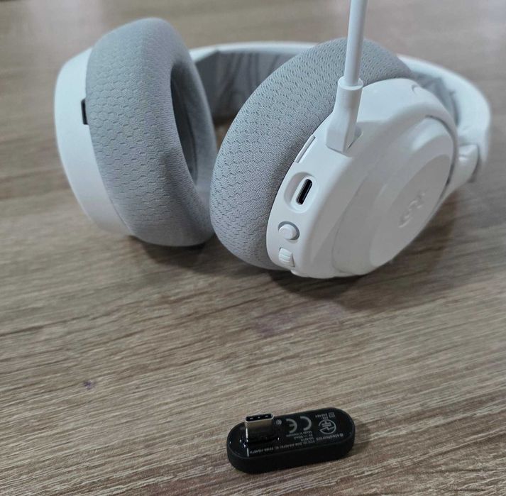 Безжични геймърски слушалки SteelSeries Arctis Nova 3