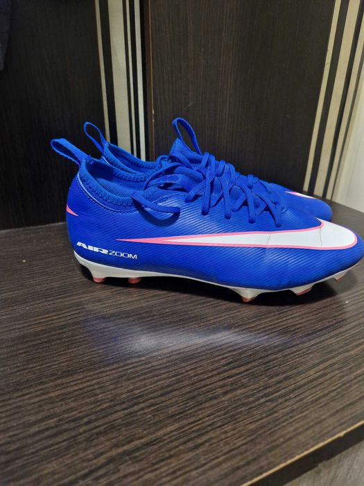Футболни бутонки Nike и adidas