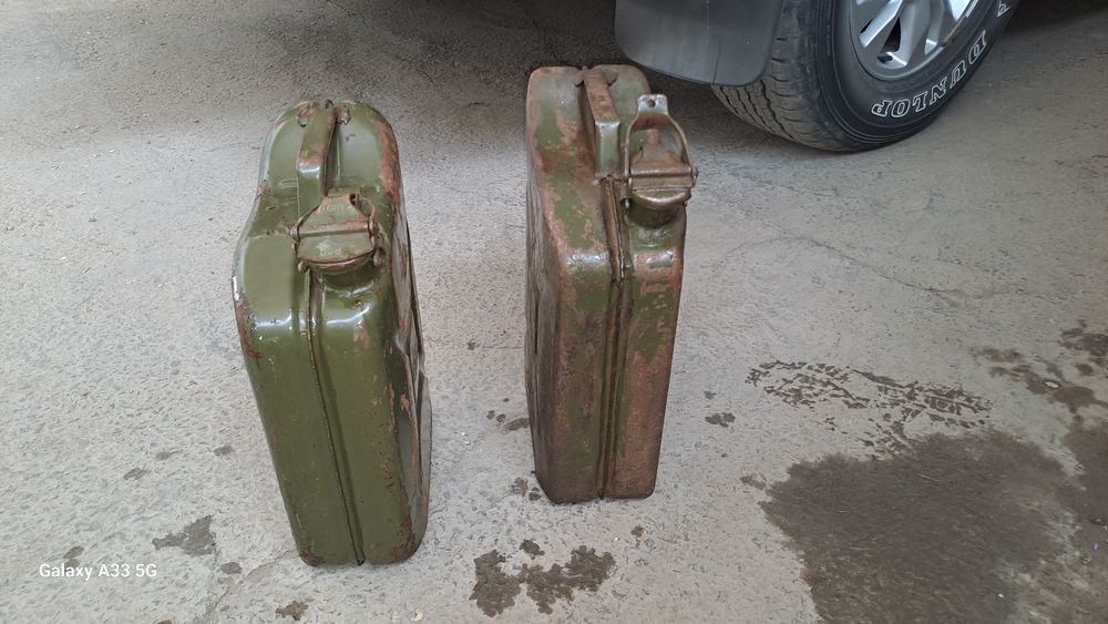 Продаётся 2 шт 10 литровые канистры. 200000 за 2 шт