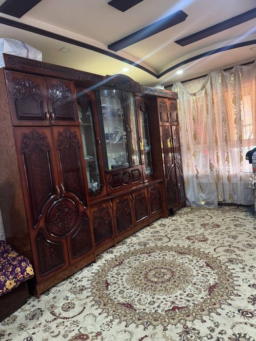 Kiyim va chinnilar uchun shkaf