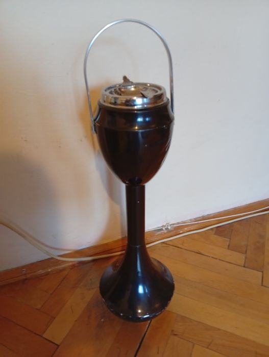 Veche scrumiera de fotoliu de podea.