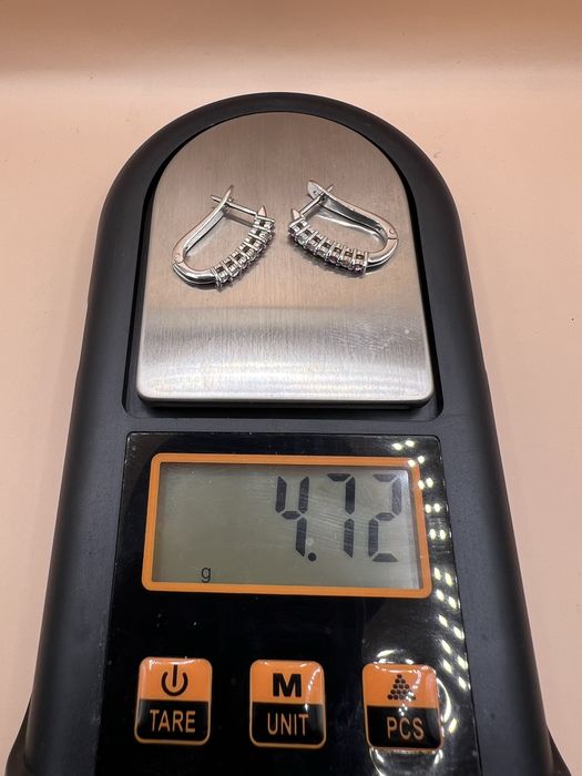 Продам золотые серьги.