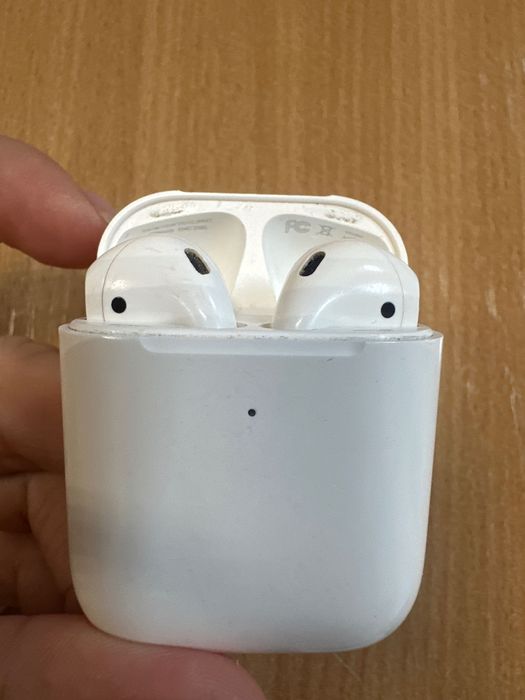 Продам наушники оригинал airpods 2