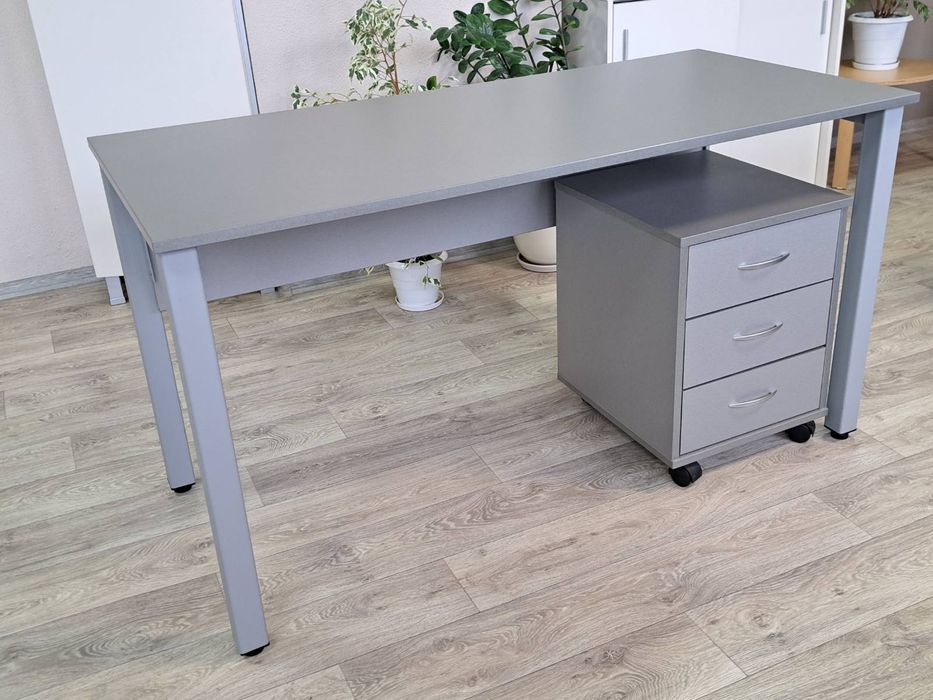 Бюро, подходящо за офис