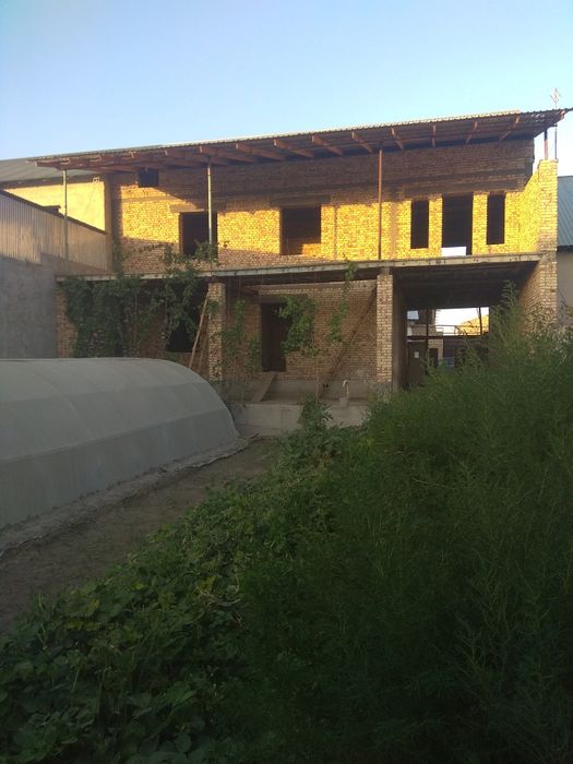 Галаосиё шаҳрида қурилиши тугалланмаган 2 этажли ҳовли тез ва арзон