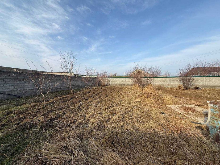 Продаются две дачи.  (площадь 17 соток).  107 000 $. (Возможен торг).