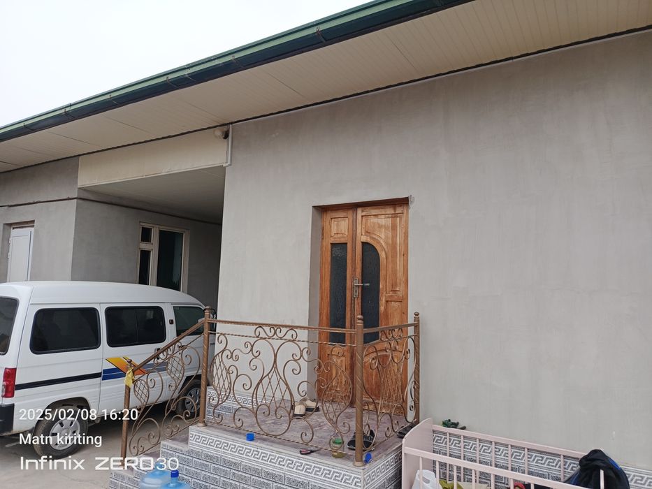 Uy hovli sotiladi srochno yashashga tayyor hovli