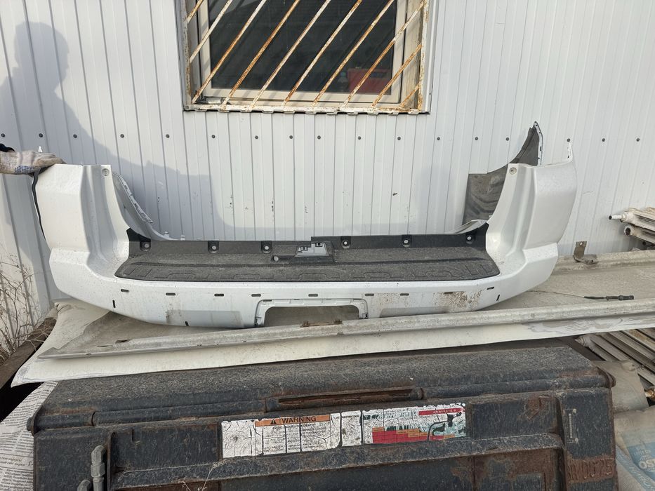 Задний бампер 4Runner б/у оригинал