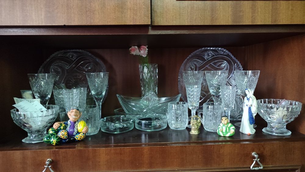 Кухонные посуды хрустали и чайники